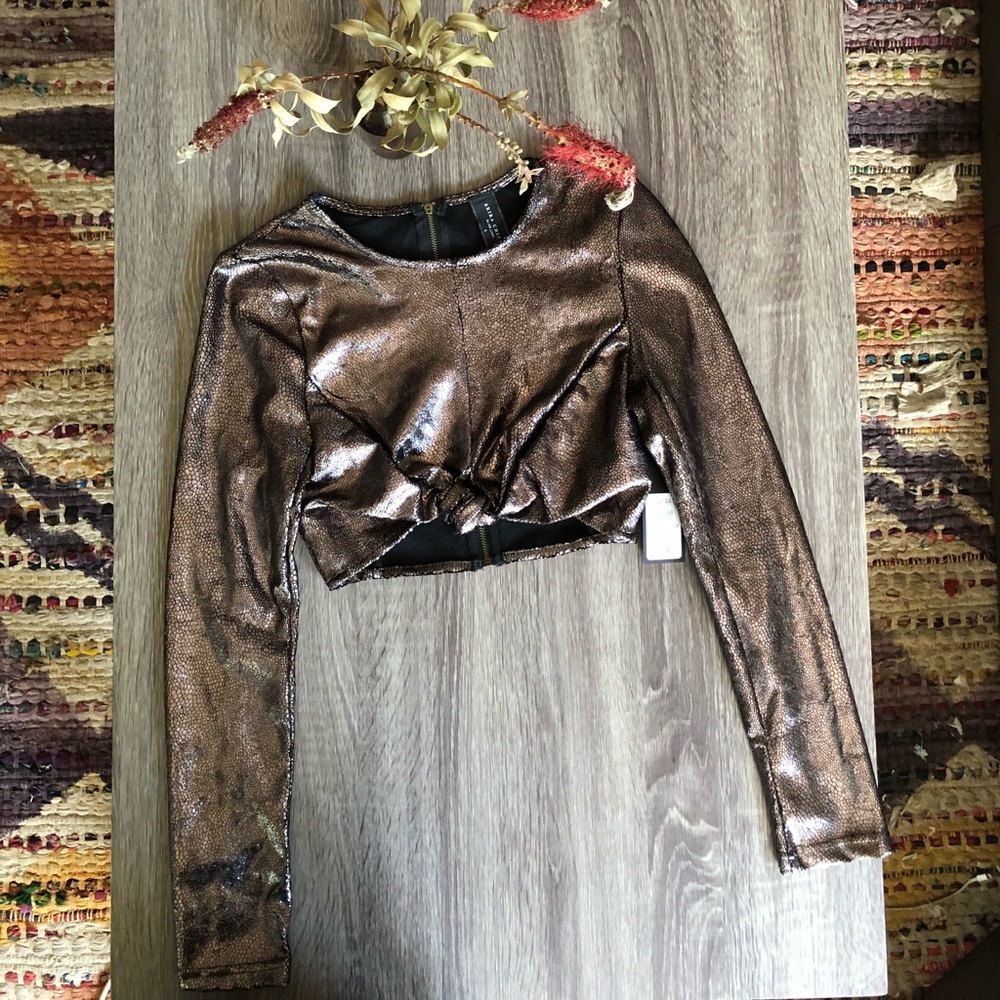 Akira “reptile knot crop top”